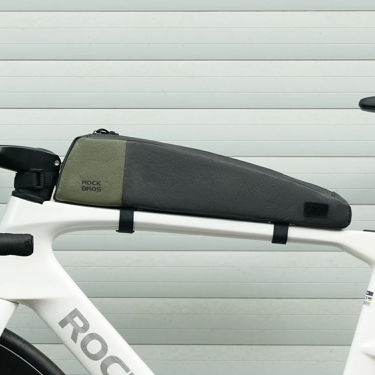 Çantë top tube për biçikletë Rockbros DB005 0.9L, me sipërfaqe rezistente ndaj ujit, me rrip shpatulle, zi/jeshile