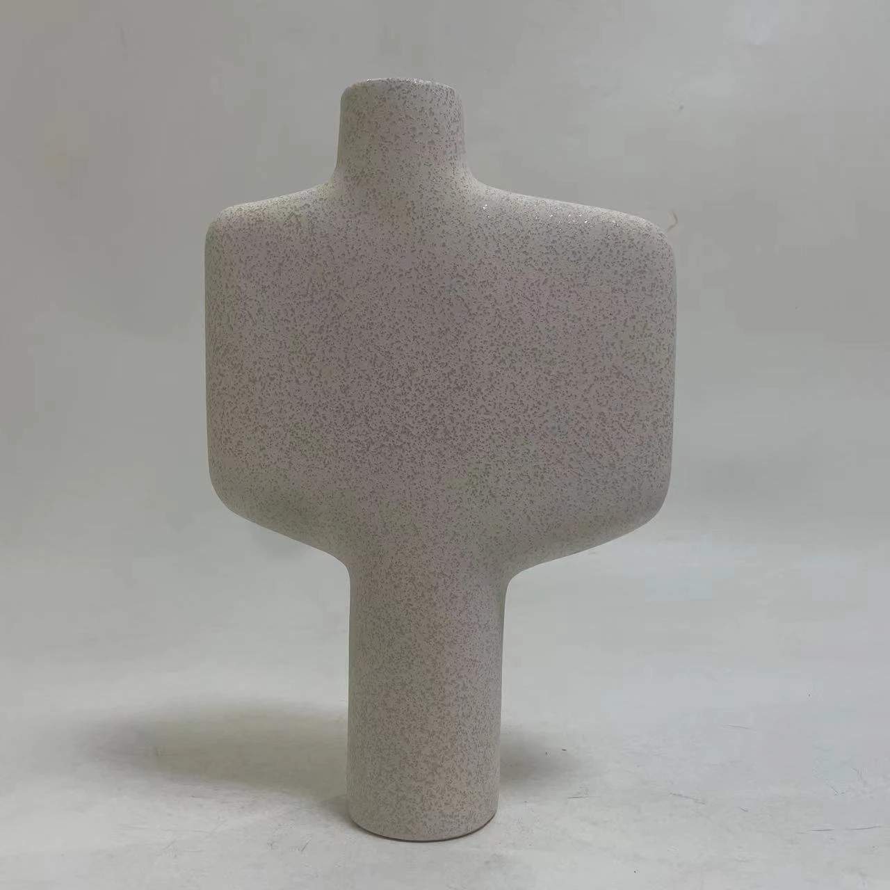 Dekor tavoline prej qeramike, seri ARKEN, FH4622.01, ngjyrë e bardhë e zbehtë me kristalizim, 22x8x34.5H cm