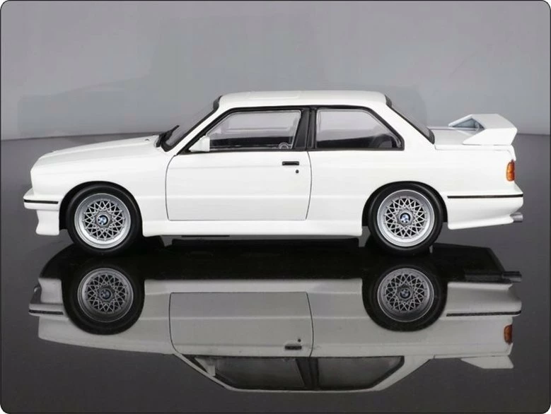 Model makine Bburago BMW 3 Series M3 1988 (E30) 1:24, metal, dyer të lëvizshme, 18.5 cm, e bardhë