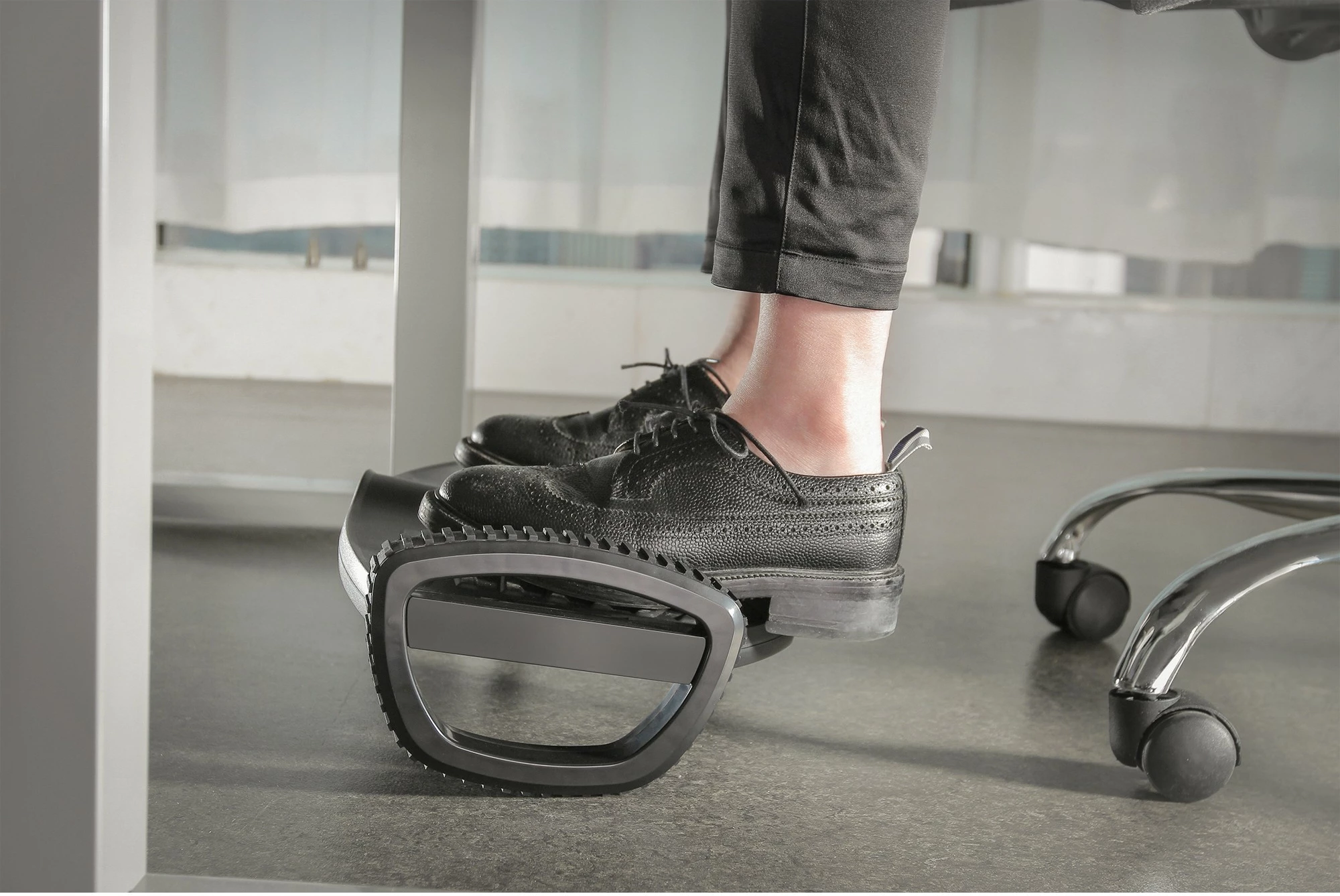 Mbështetëse këmbësh Digitus, ergonomike, me funksion lëkundjeje, e zezë