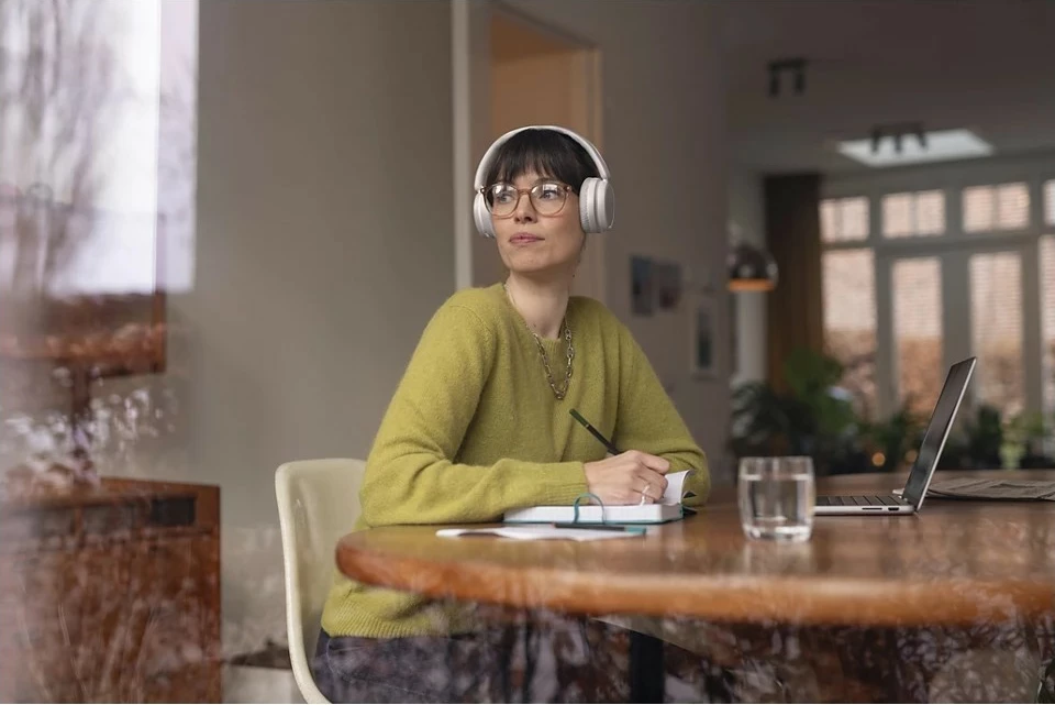 Kufje Philips TAH5209WT/00 me Bluetooth 5.3, over-ear, 65 orë bateri, USB-C, të bardha