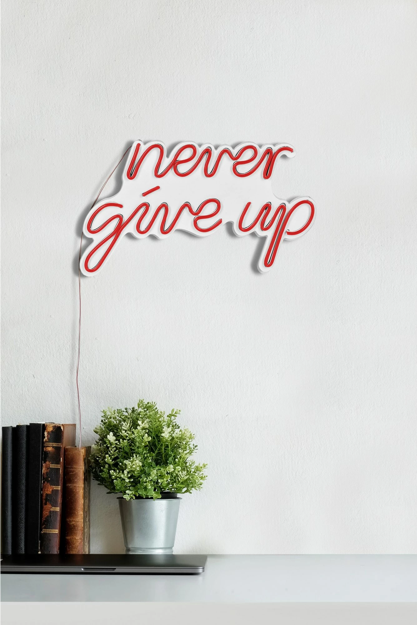 Dekor dritash LED plastike, 'never give up', ngjyrë e kuqe