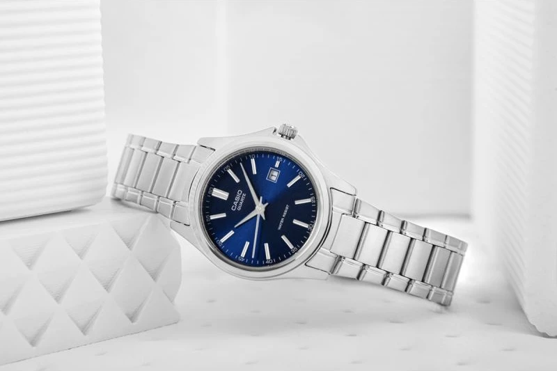 Orë dore për femra Casio, argjendtë me të kaltër