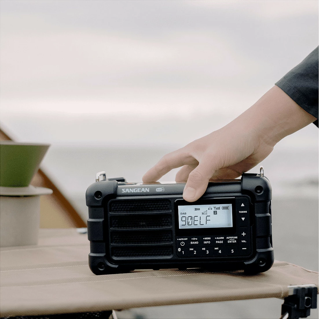 Radio portative Sangean MMR-99 DAB+, Bluetooth, me kurbel/solar, IP55, e zezë