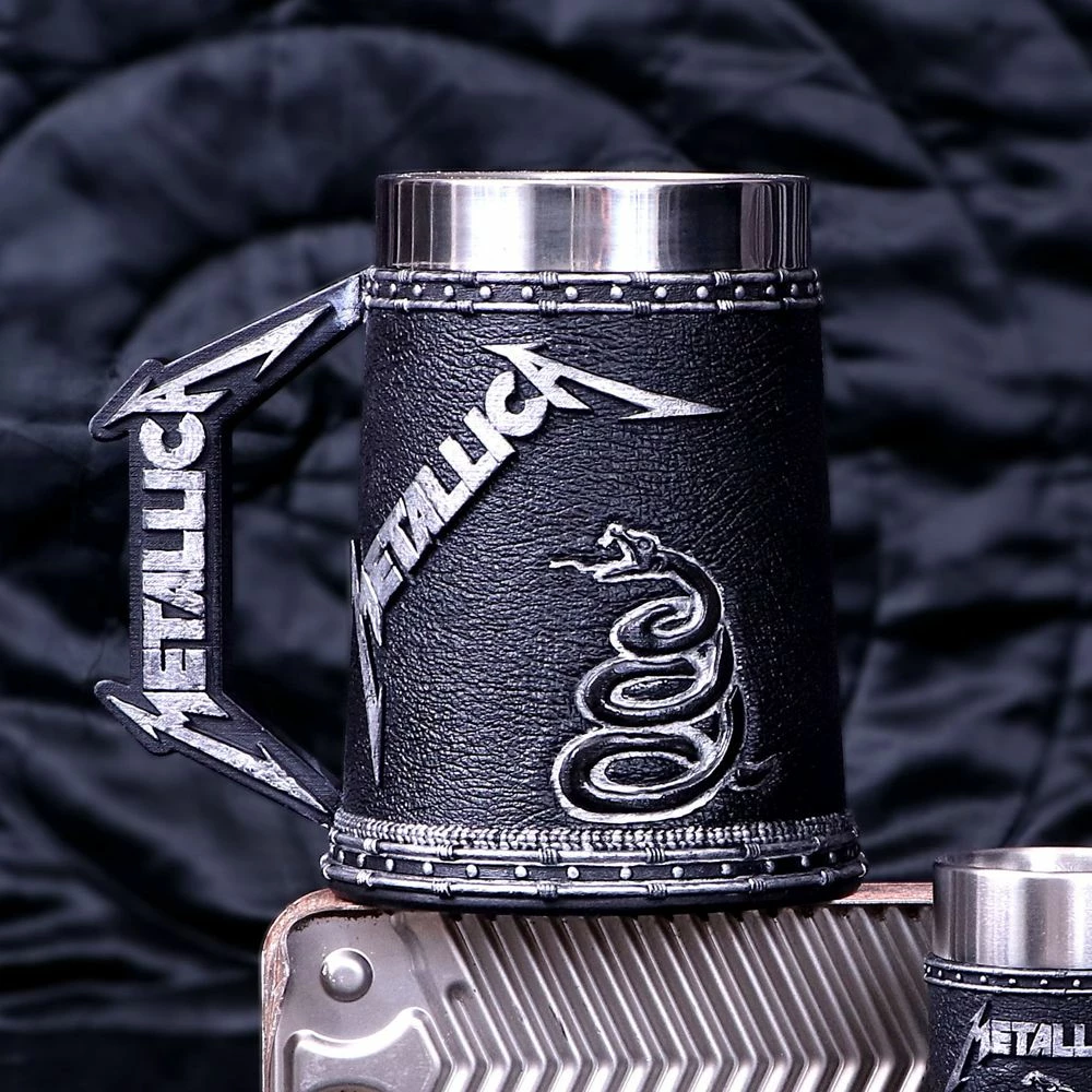 Mug dekorativ NEMESIS NOW Metallica The Black Album, rezinë me insert inox i heqshëm, i pikturuar me dorë, i zi