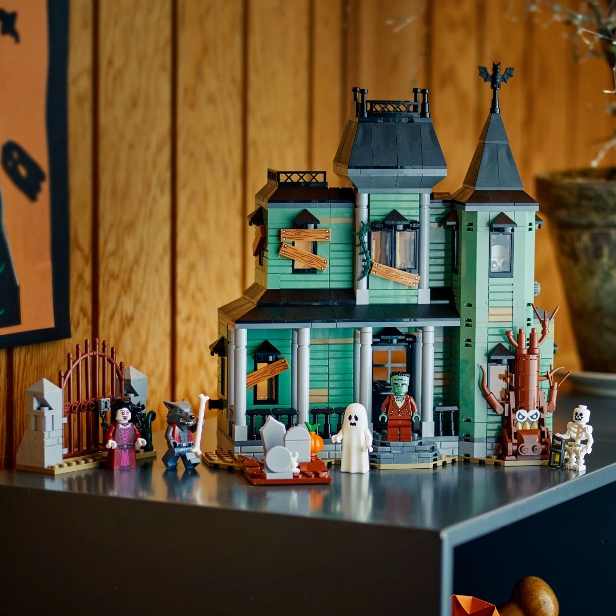 Set ndërtimi LEGO Creator 3-in-1 31167 Haunted Residence, 736 pjesë, me minifigura