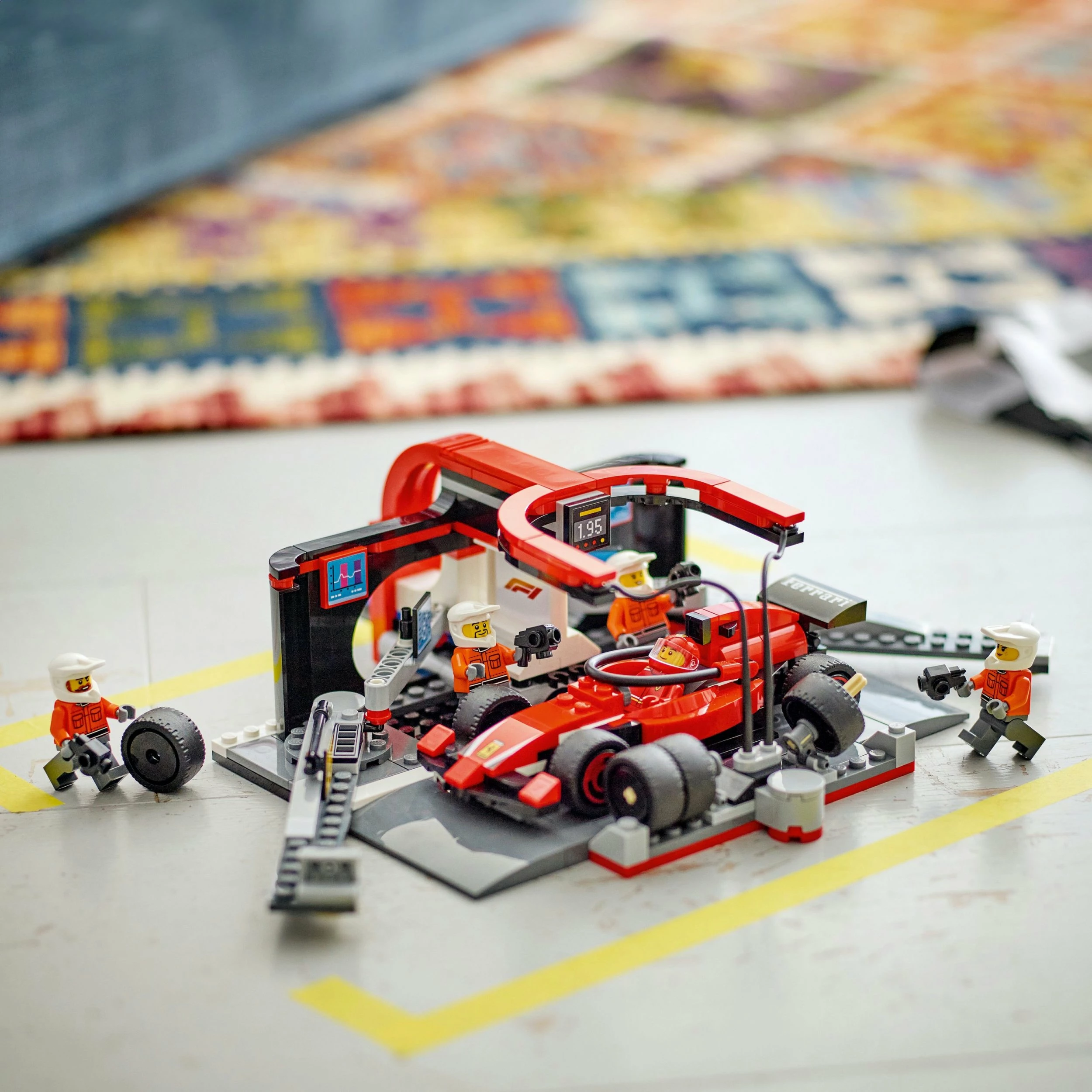 Set ndërtimi LEGO City F1 Pit Stop and Mechanics me Ferrari Car 60443, 322 copë