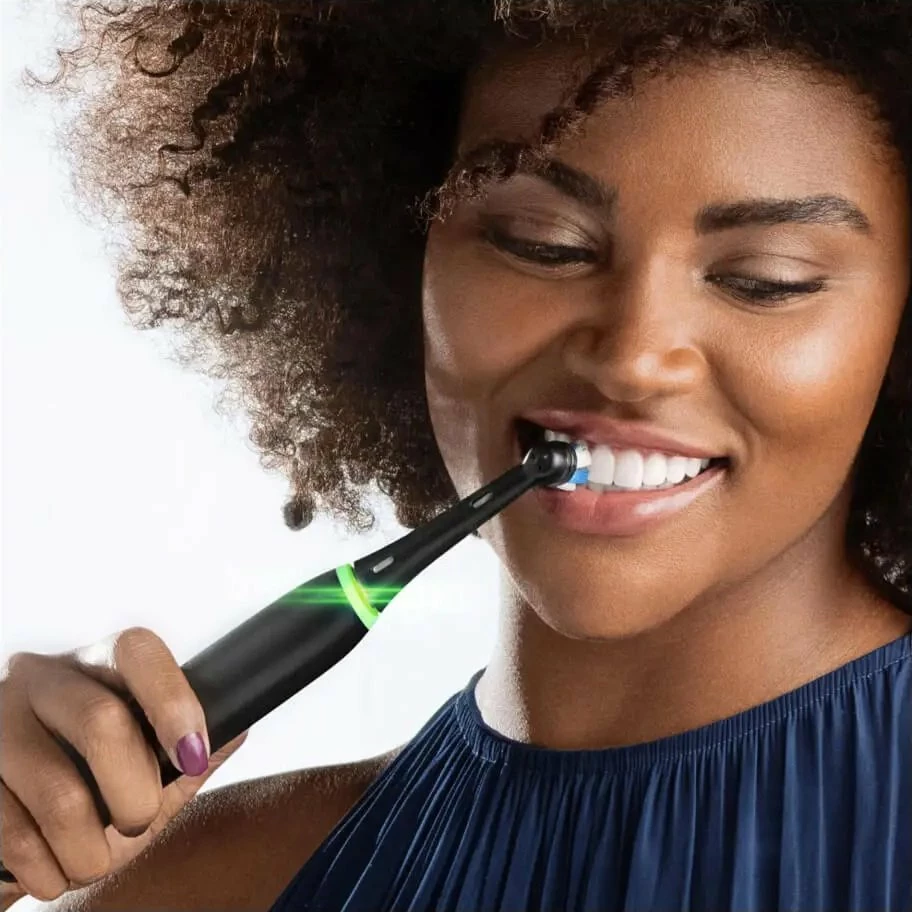 Furçë dhëmbësh elektrike Oral-B iO Series 5, 5 moda, me sensor presioni, me aplikacion, magnetic, e zezë mat, set me 1 kokë + kutizë udhëtimi