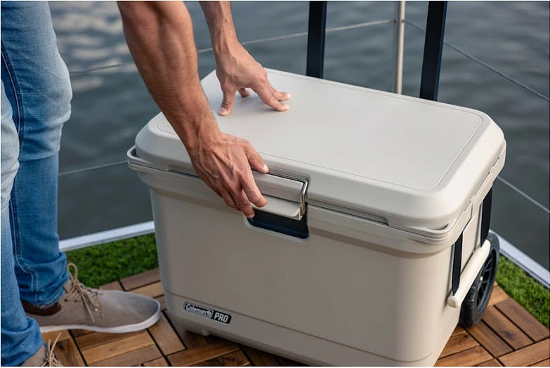 Kuti ftohëse Coleman PRO 55QT, 52L, me rrota dhe dorezë teleskopike, e bardhë