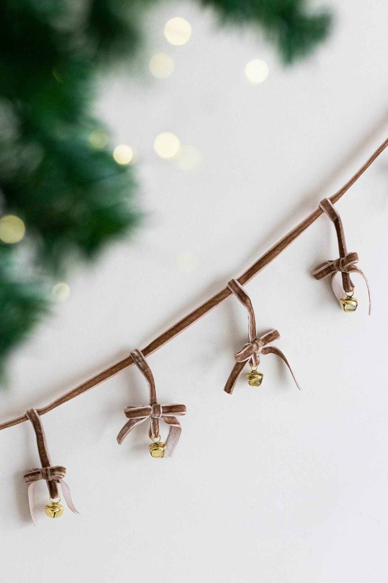 Dekor për pemë të Vitit të Ri, kadife kafe, Evila Originals, BSY141, 12x140cm