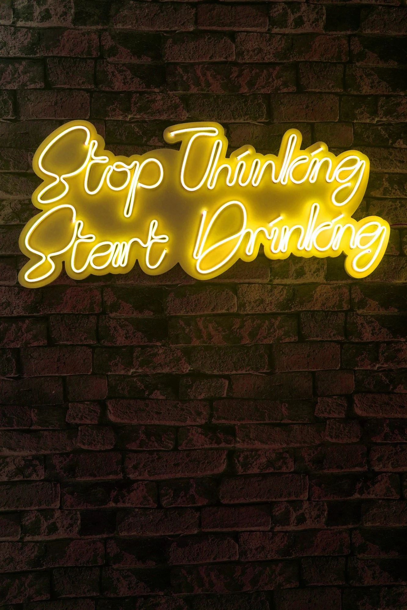 Dritë dekorative LED në mur, 'Stop Thinking Start Drinking', ngjyrë e verdhë