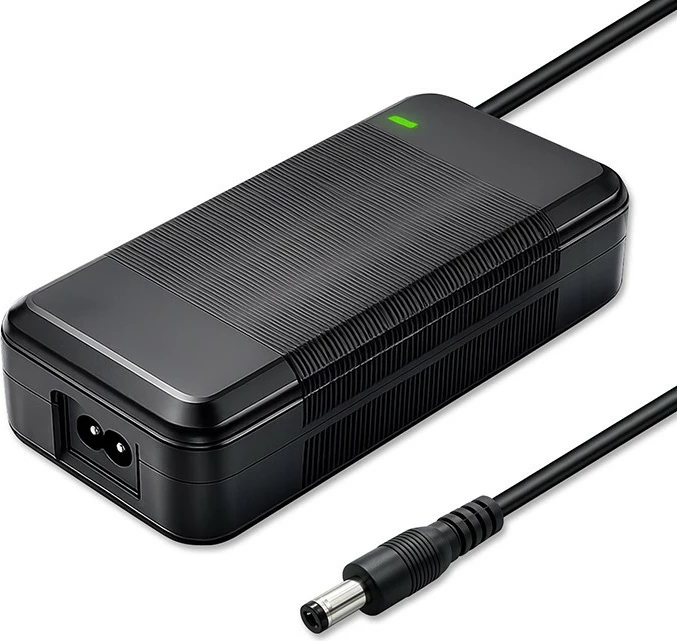 Karikues muri Qoltec 52612, 42V 4A, lidhje 5.5x2.1mm, për bateri 36V Li-ion, me kabllo fuqie, zi