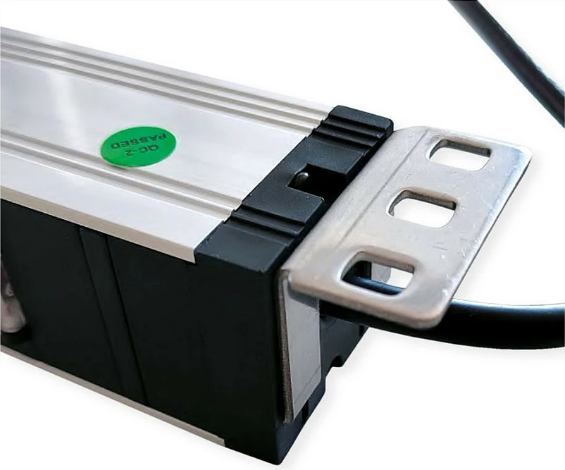 Shirit prizash rack 19" VALUE 7x Schuko, 1U, 3 m, me mbrojtje mbingarkese, alumini/zi