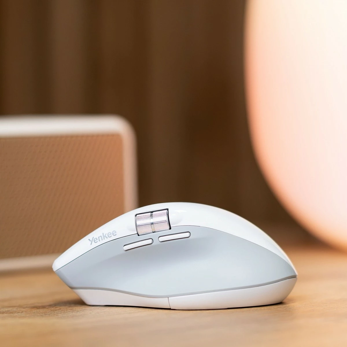 Maus wireless YENKEE YMS 2095WH SPIN, 4800 DPI, Bluetooth + 2.4GHz, bateri e rikarikueshme, 7 butona, kabllo karikimi USB-C, e bardhë