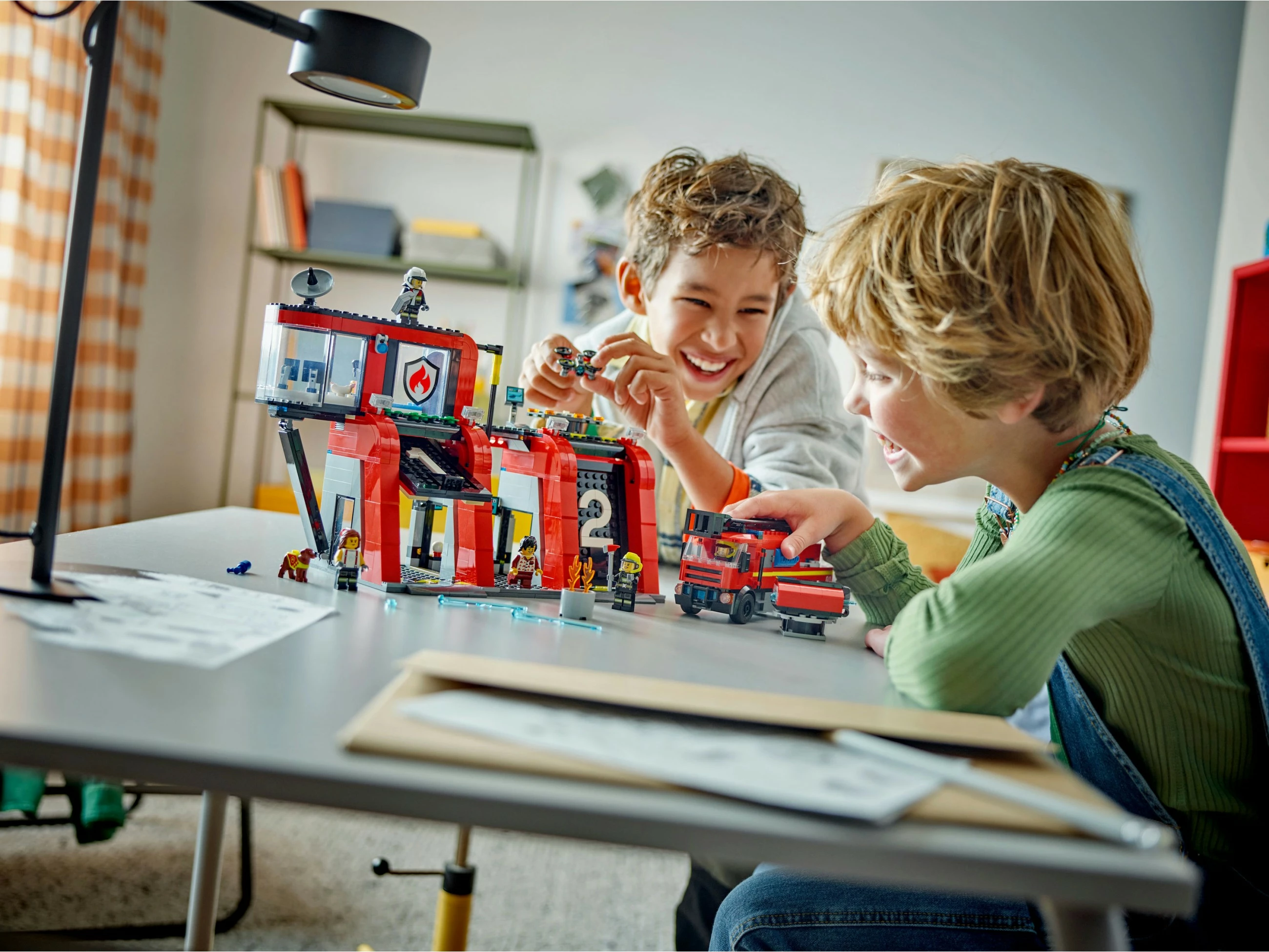 Set ndërtimi LEGO City 60414, stacion zjarri me kamion, 843 pjesë, shumëngjyrësh