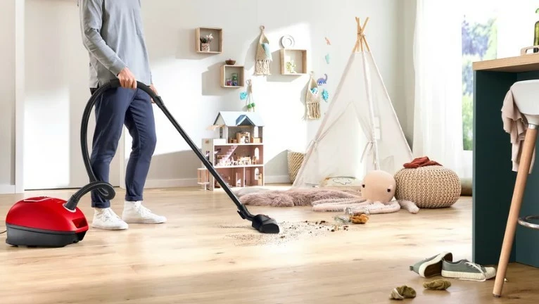 Fshesë me korrent me qese, Bosch BGB41PET1 ProAnimal, 700 W, kapacitet 4 L, filtër HEPA, rreze 11 m, e kuqe/zezë