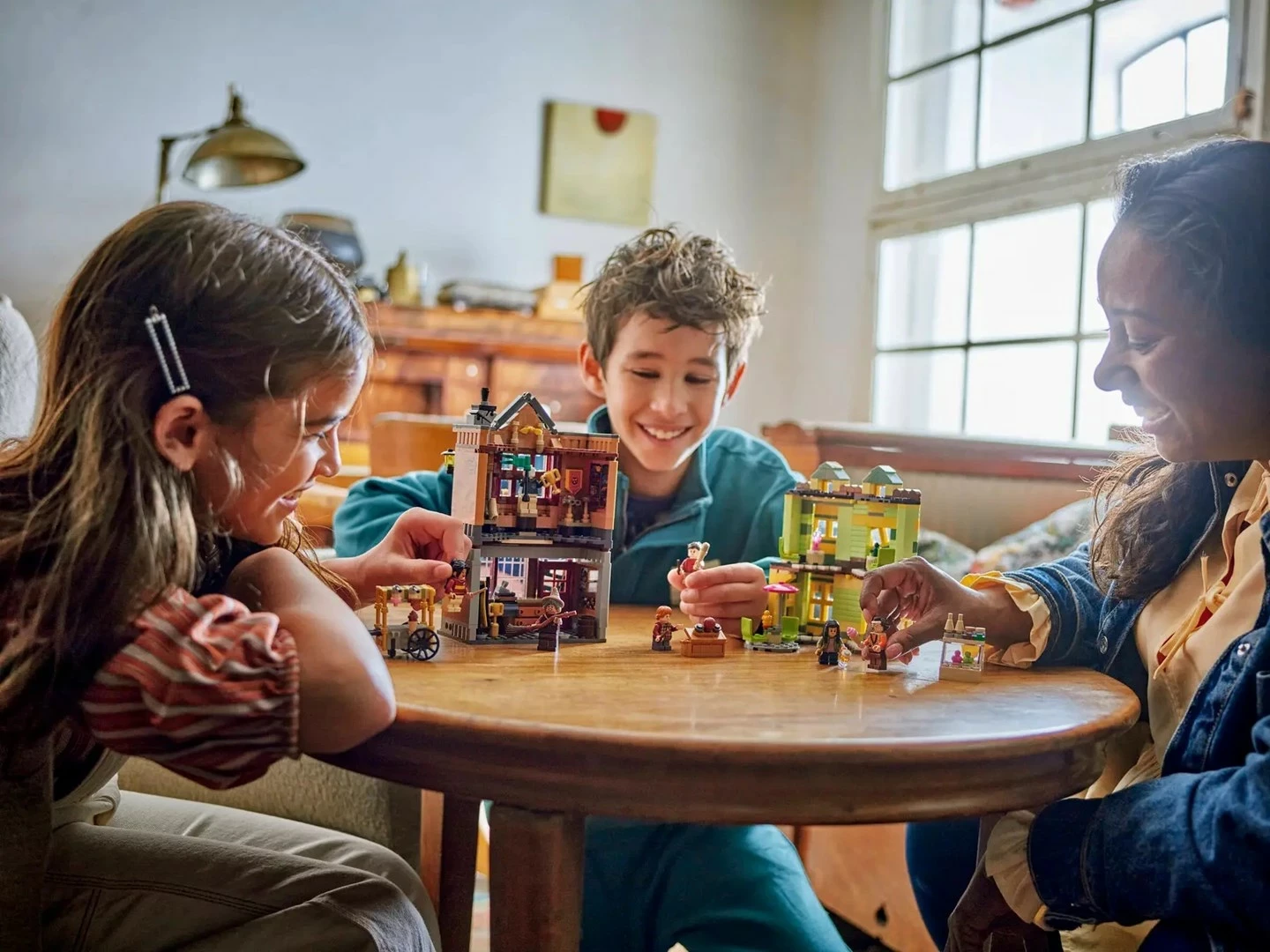 Set LEGO Harry Potter 76452, Quality Quidditch Supplies & Ice Cream Parlour, 795 pjesë, me 6 minifigura