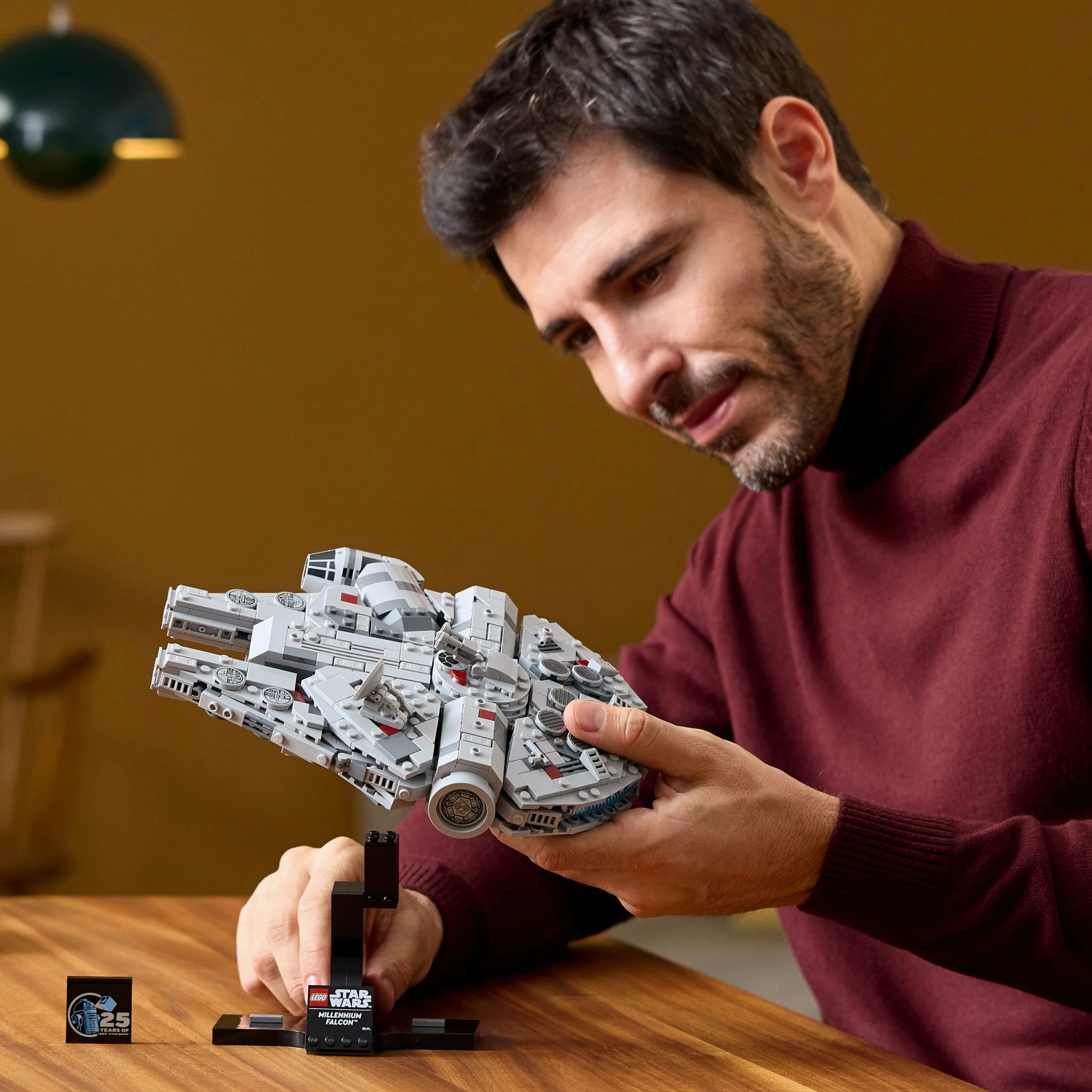 Set LEGO Star Wars Millennium Falcon 75375, 921 copë