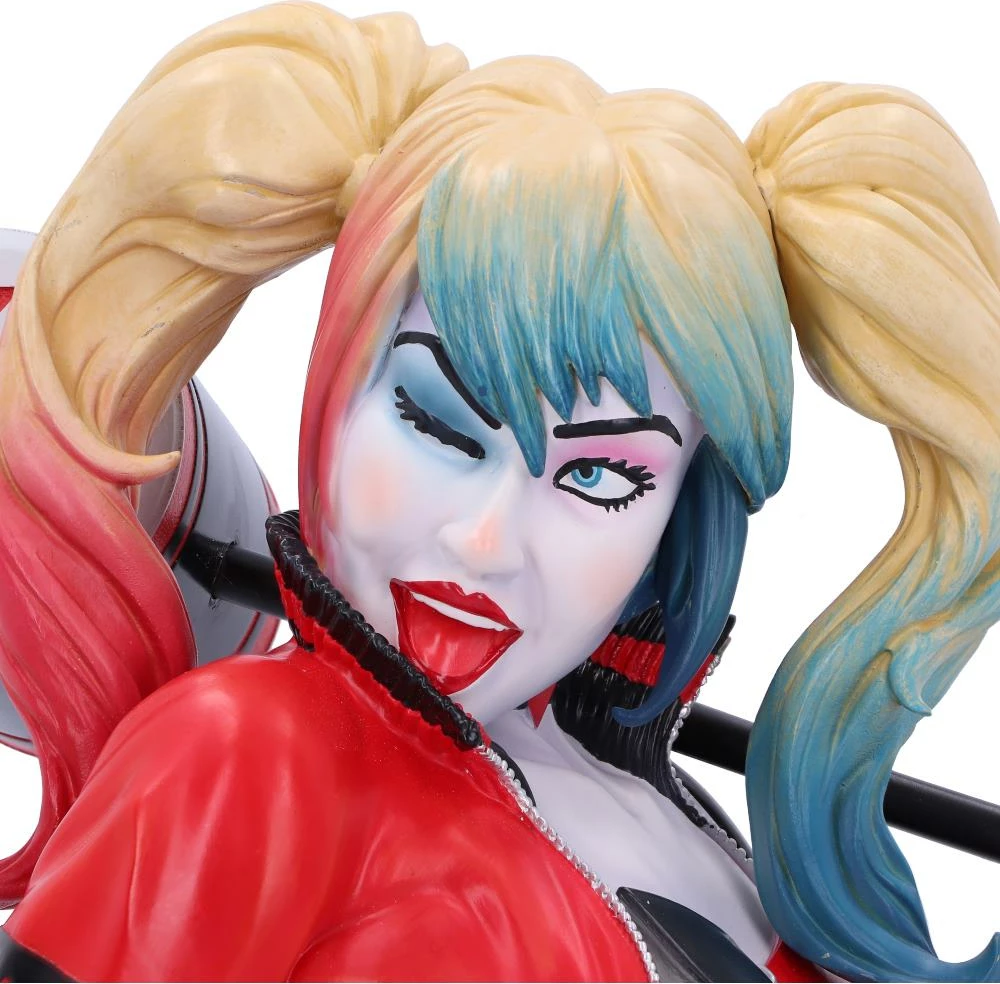 Bust koleksionues NEMESIS NOW Harley Quinn 30 cm, rezinë, i pikturuar me dorë, kuqe/zi, kuti dhurate