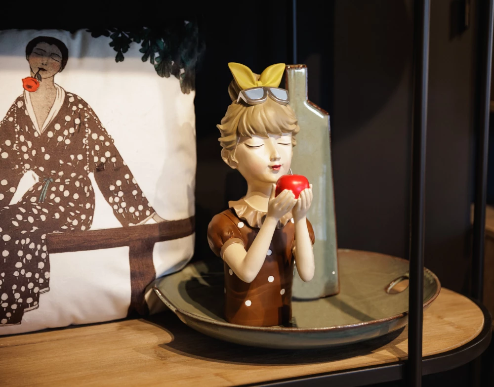 Figurë dekorative TRAVEL GIRL 7, shumëngjyrëshe, polirezine, 18x14x34cm