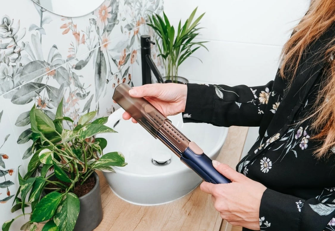 Drejtues flokësh, Concept, VZ8100, CoolAir, 140–220°C, pllaka qeramike, kabllo 2.5 m, blu navy/rozë gold, me kapak rezistent nxehtësisë dhe çantë