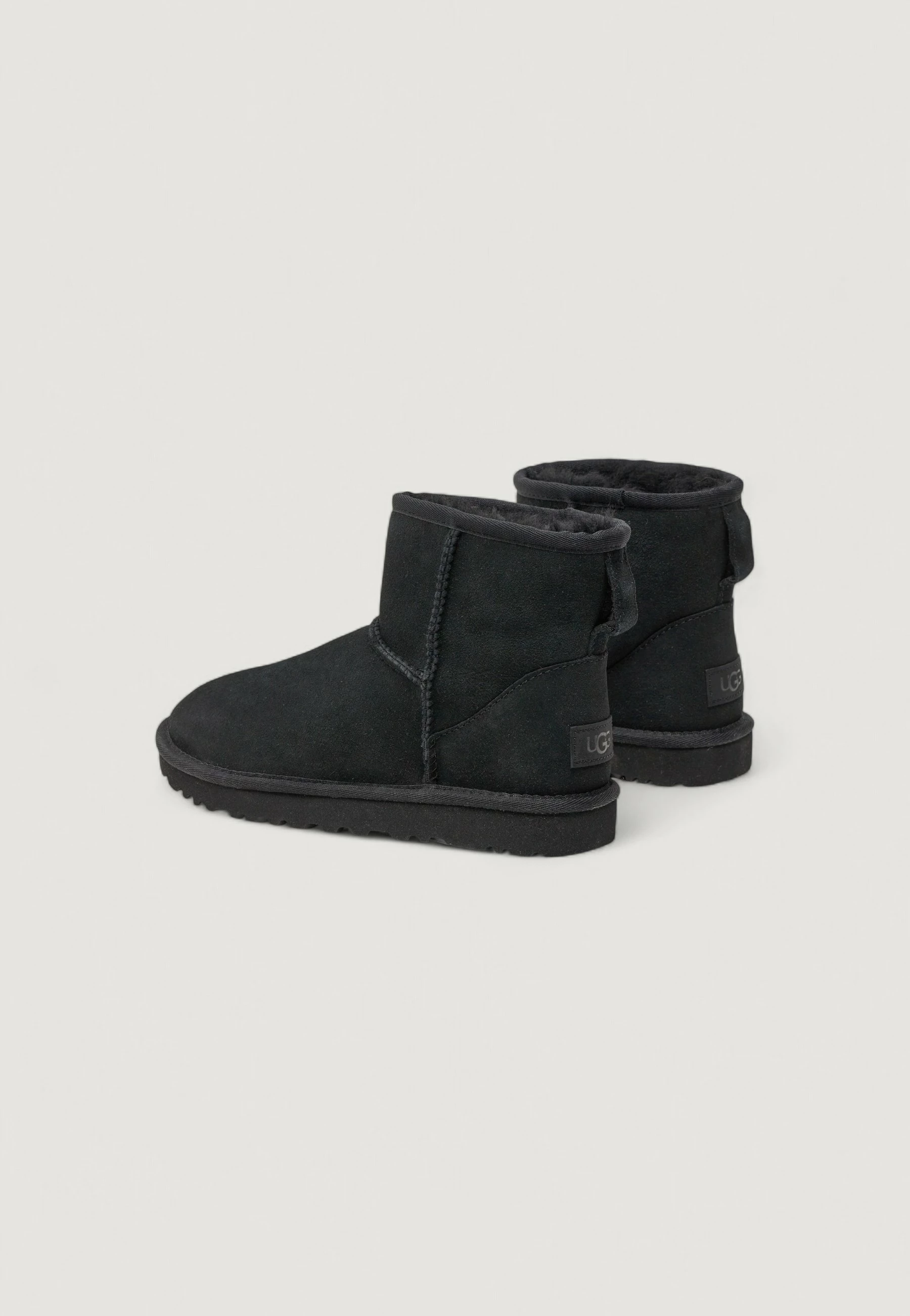Çizme për femra UGG Classic Mini II 1016222, të zeza [Madhësia: 36]