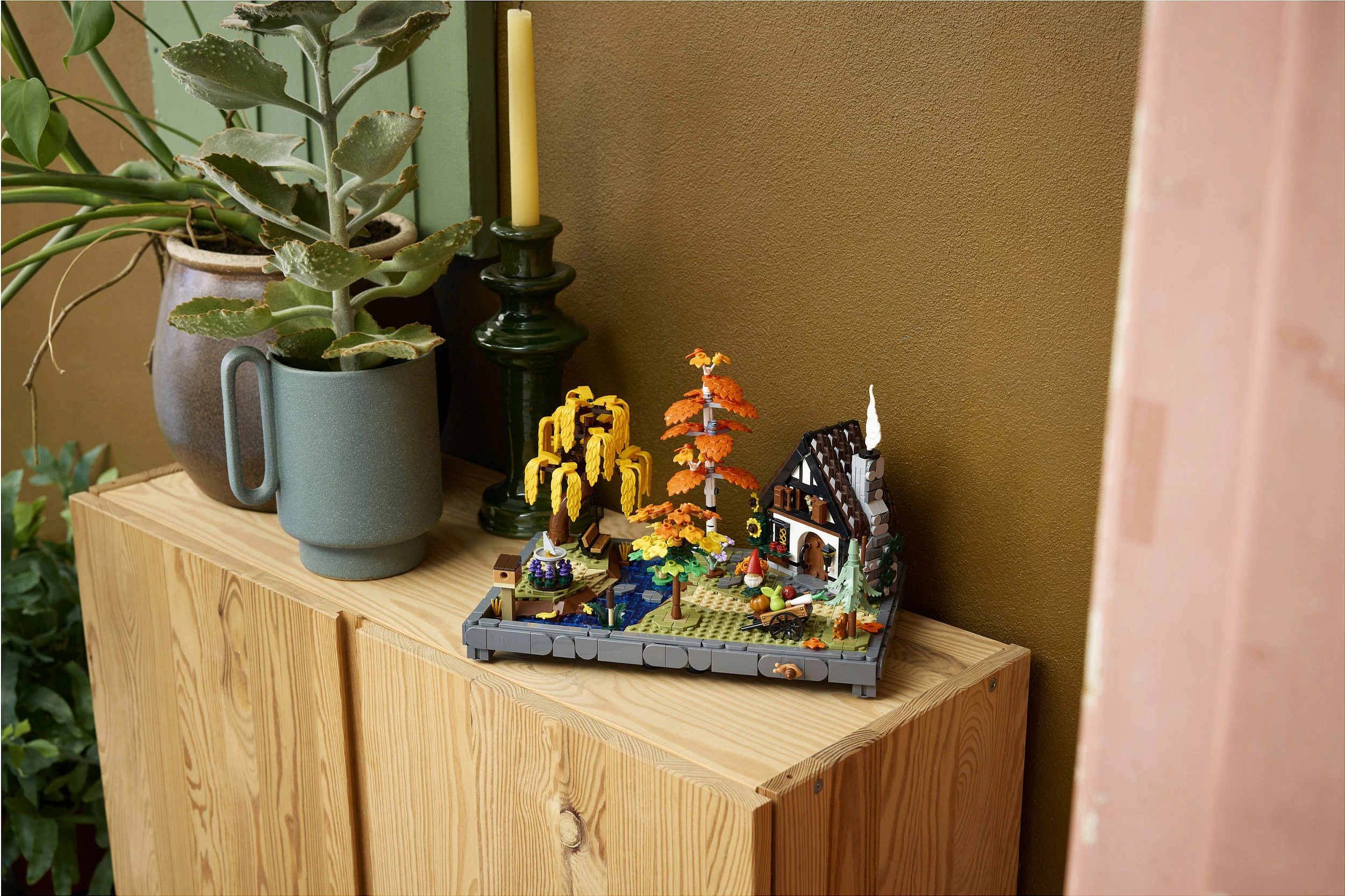 Set ndërtimi LEGO Icons Autumn Cottage Garden 11372, 1102 copë, 18+, multikolor