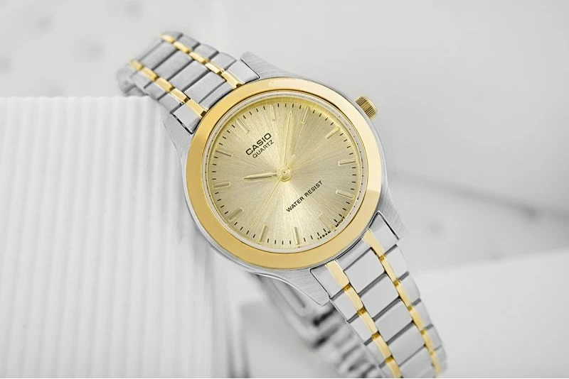 Orë dore për femra Casio, argjend e ar