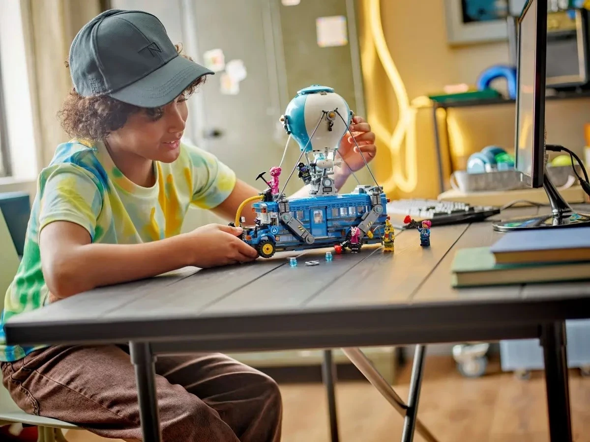 Set LEGO Fortnite 77073 Battle Bus, për moshën 10+ vjeç, Blu