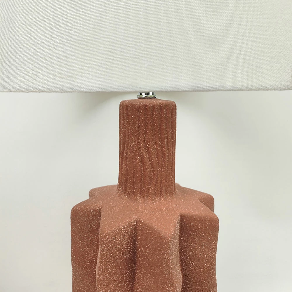 Llambë tavoline EGLI, bazë qeramike terrakote, abazhur liri i bardhë, 32x32x56cm