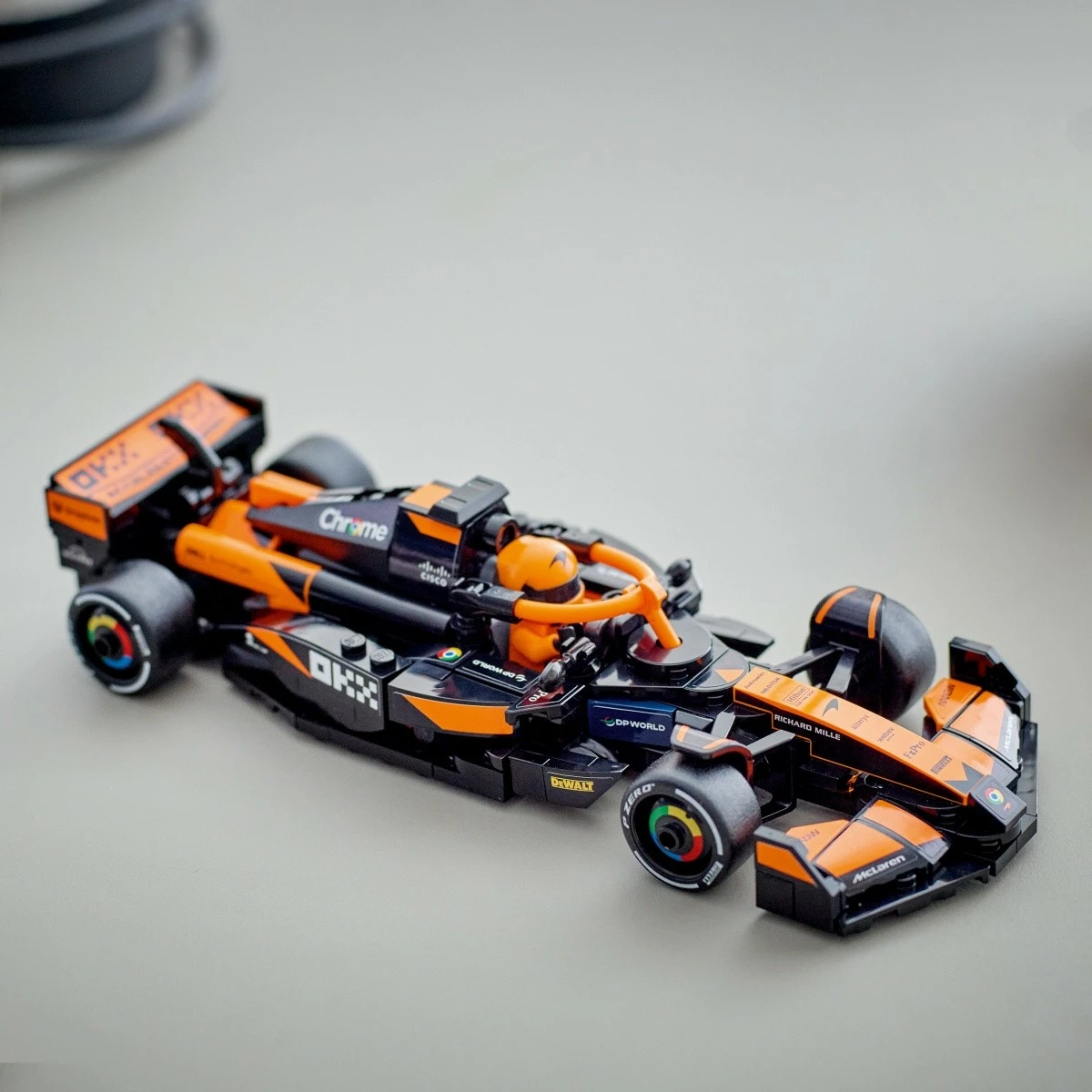 Set LEGO Speed Champions McLaren F1 Team MCL38, 269 pjesë, portokalli/zezë