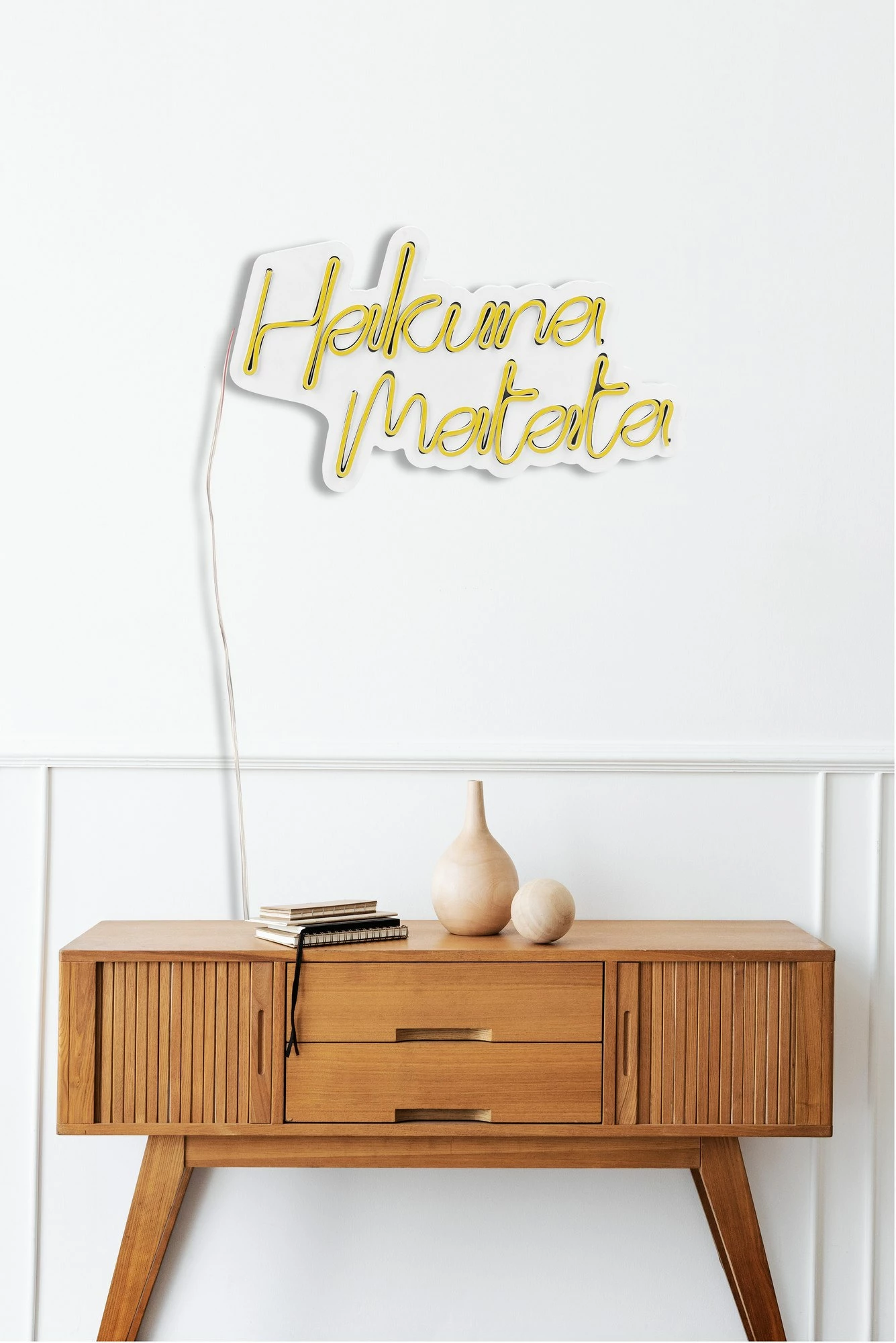 Dritë dekorative LED në mur, Hakuna Matata, plastike, ngjyrë e verdhë