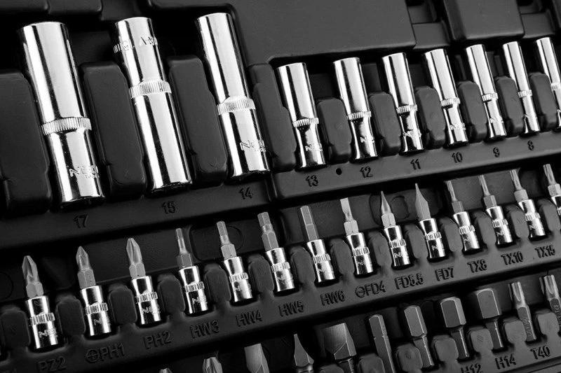 Set veglash NEO 10-060, 86 copë, 1/2" & 1/4" ratchet, kasetë plastike, zi/portokalli