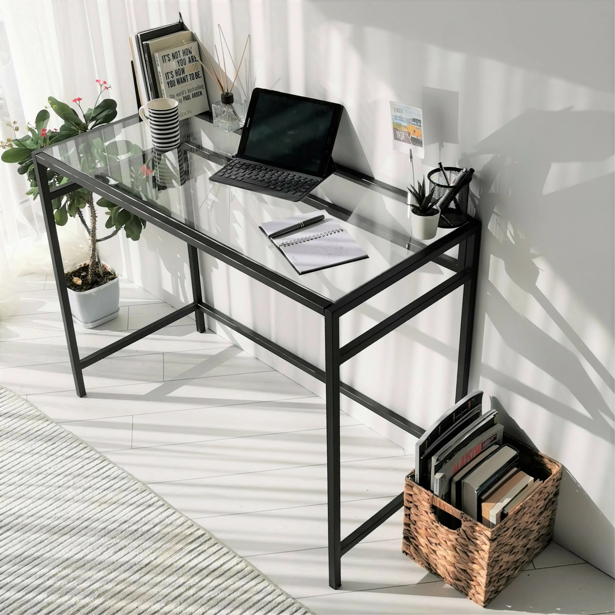 Tavolinë pune Hanah Home, xham i temperuar, kornizë metalike, 100x45cm, e zezë