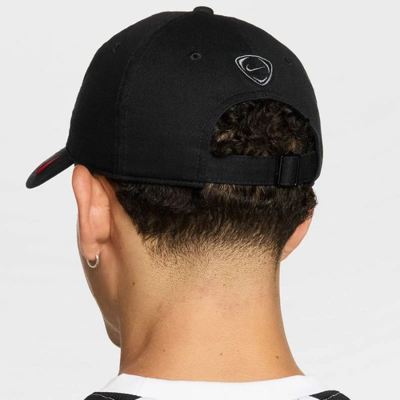 Kapelë Nike, e zezë