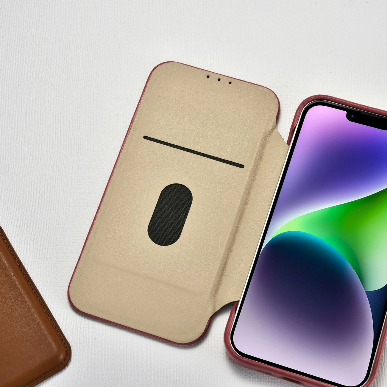 Mbështjellës lëkure iCarer CE Premium Folio për iPhone 14 Plus, MagSafe, Kuq