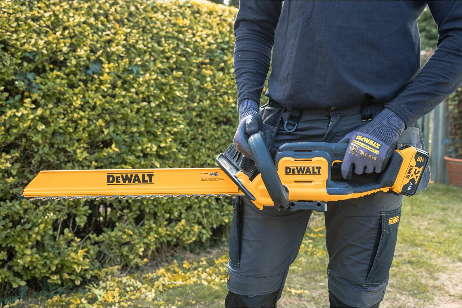 Trimer për gardh Dewalt DCMHT564P1 18V 55cm 25mm, 1x 5Ah + karikues