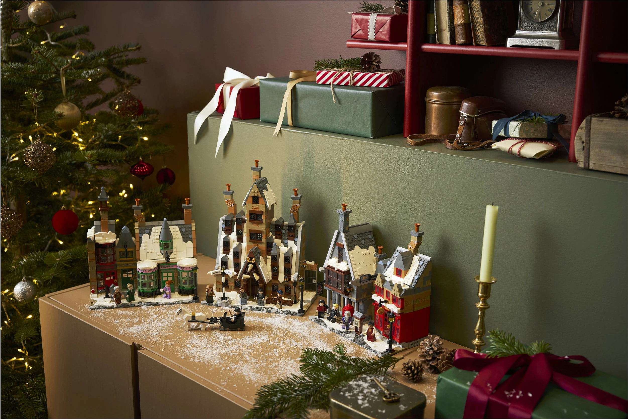 Set ndërtimi LEGO Harry Potter 76457 Hogsmeade Village (Collectors Edition), 3228 copë, 18+, multicolor