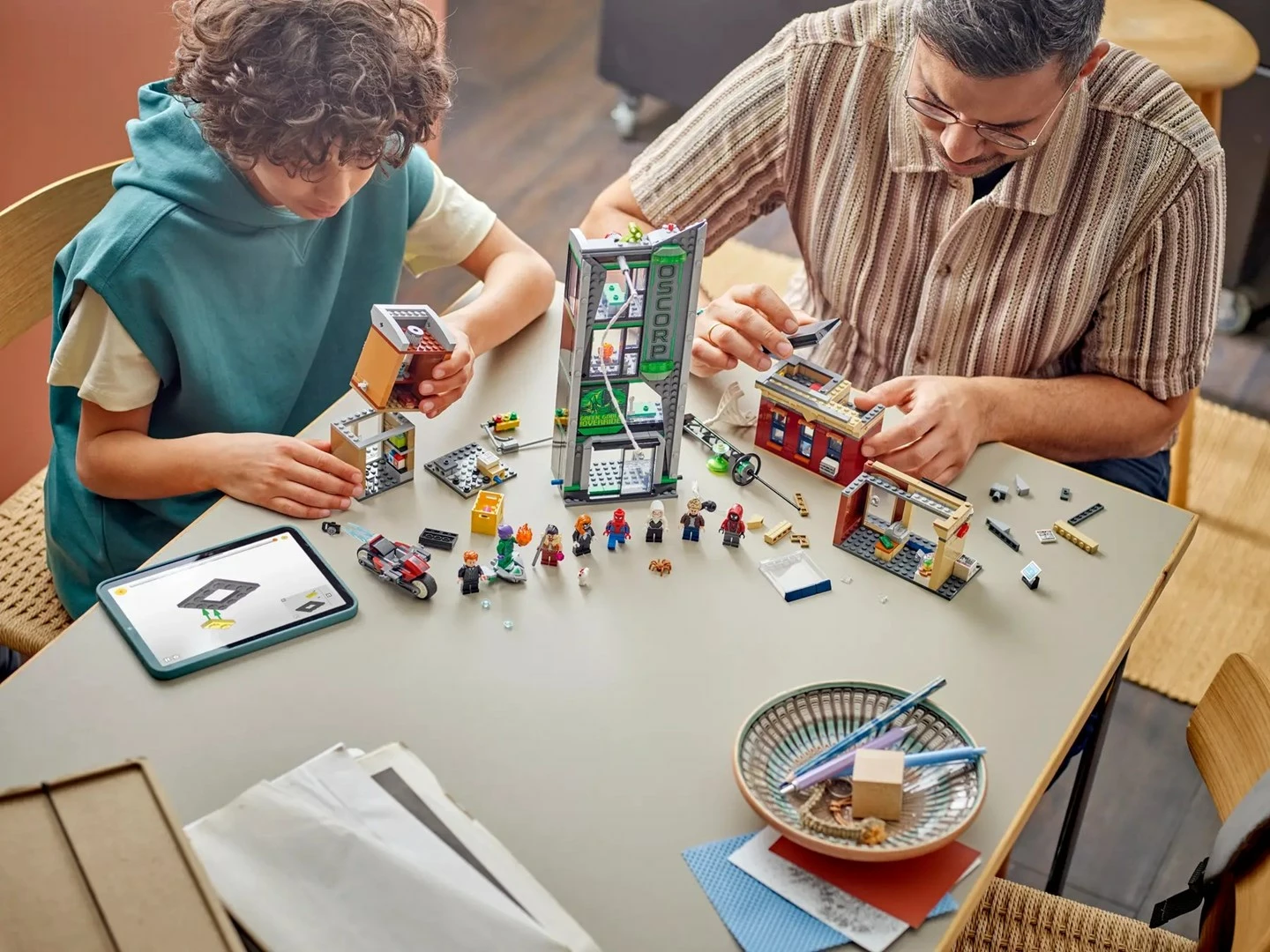 Set LEGO Marvel 76324 Spider-Man vs. Oscorp me 8 minifigura