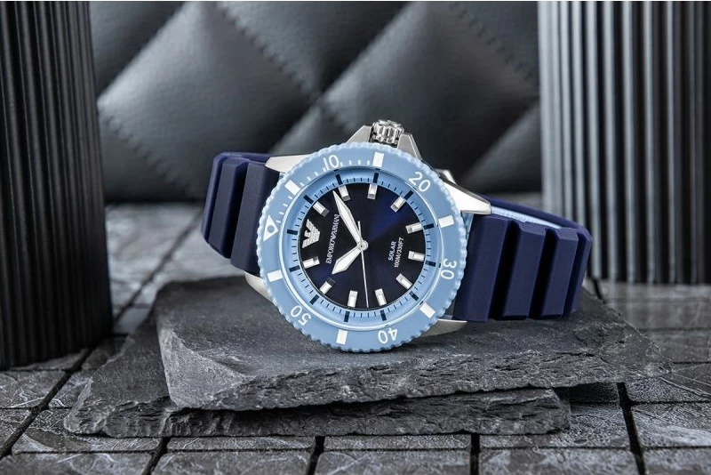 Orë dore për meshkuj Emporio Armani World Explorer Solar AR11785, blu e argjendtë, me kuti