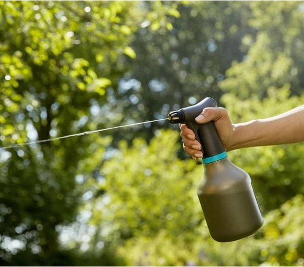 Pompë spërkatëse Gardena 0.75L, gryka e rregullueshme, e zezë