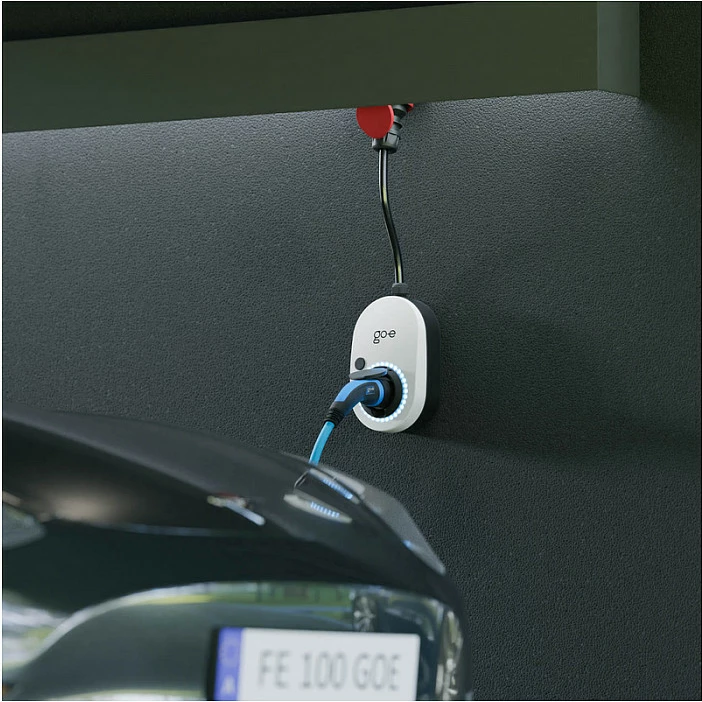 Karikues për veturë elektrike go-eCharger Gemini flex, 22 kW, Type 2, 32A 3-fazor, Wi‑Fi/RFID, bardhë/zezë