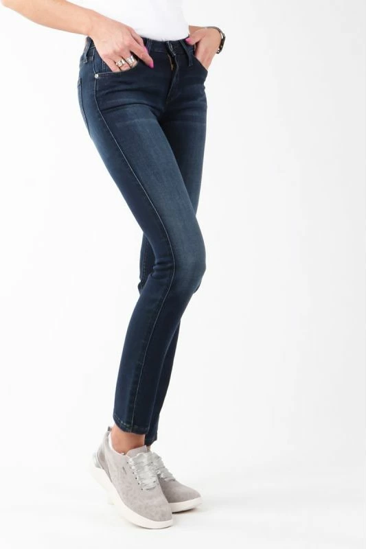 Xhinse Lee për femra, Pitch Royal