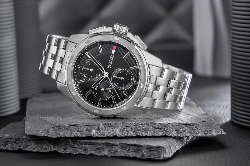 Orë dore për meshkuj Tommy Hilfiger, e zezë