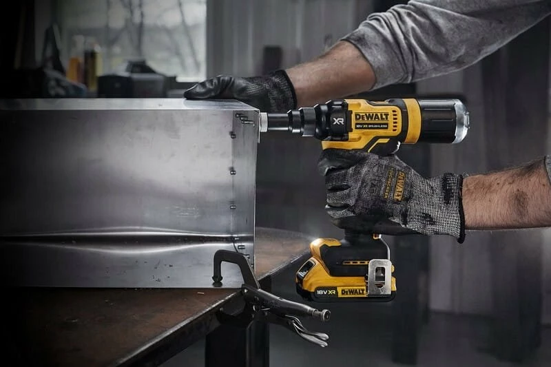 Nitovice akumulatorike DeWalt DCF403NT 18V 10kN TSTAK, verdhë/zezë, set me grykë