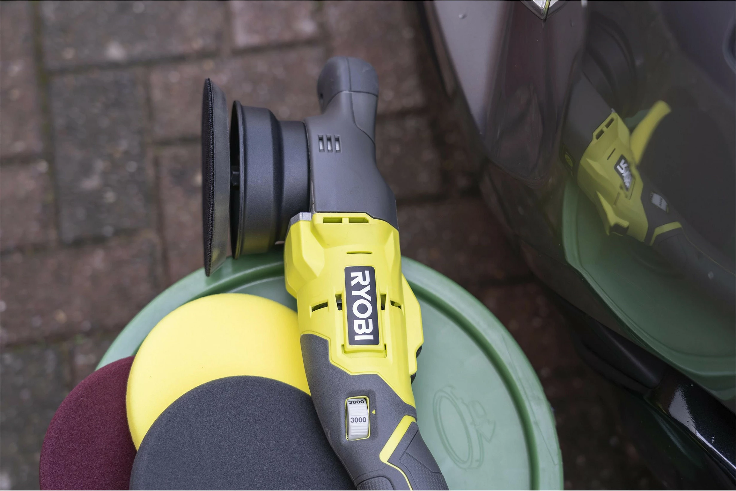 Makinë poliruese Ryobi R18P-0, me bateri, shpejtësi e rregullueshme, 1.8 kg, zi/gjelbër