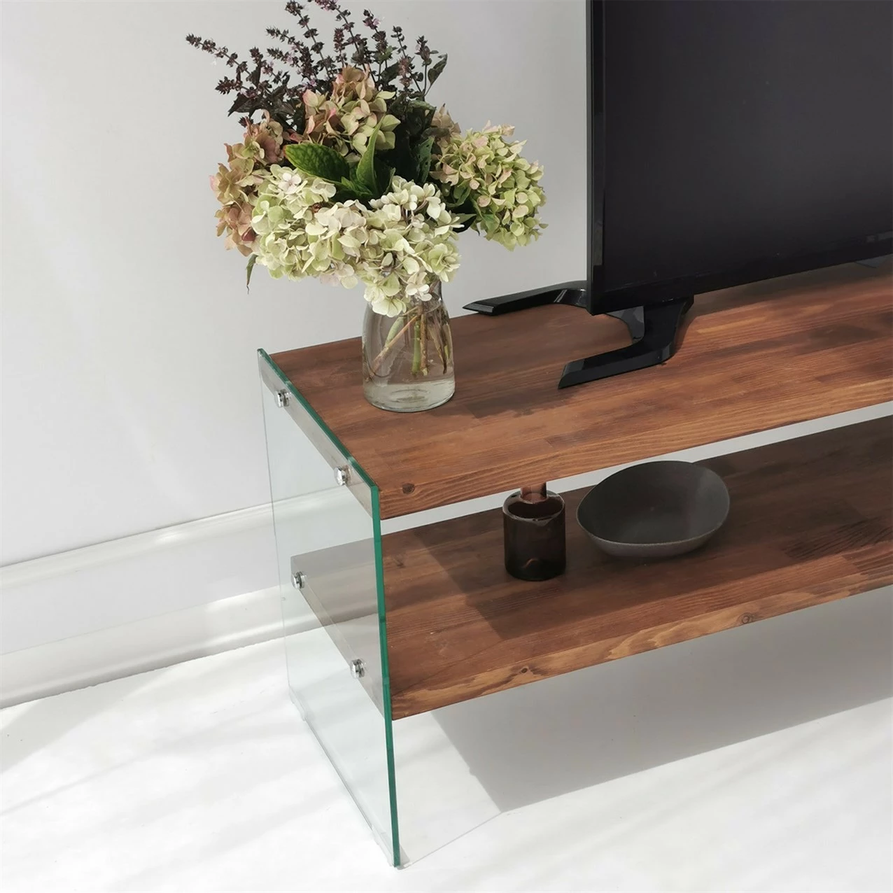 Komodë TV Hanah Home, Aqua TV, ngjyrë gështenjë