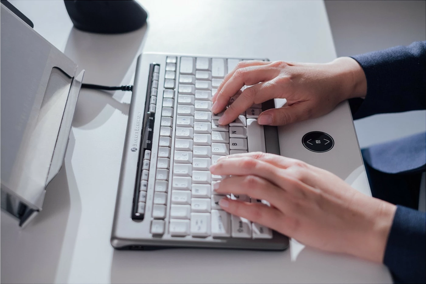 Tastierë BakkerElkhuizen S-Board 840, USB, Tenkeyless, US QWERTY, ergonomike, argjend/bardhë