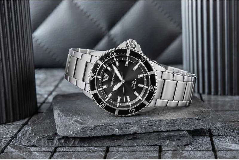 Orë dore meshkujsh Emporio Armani World Explorer AR11787, e zezë/argjendtë, set me kuti