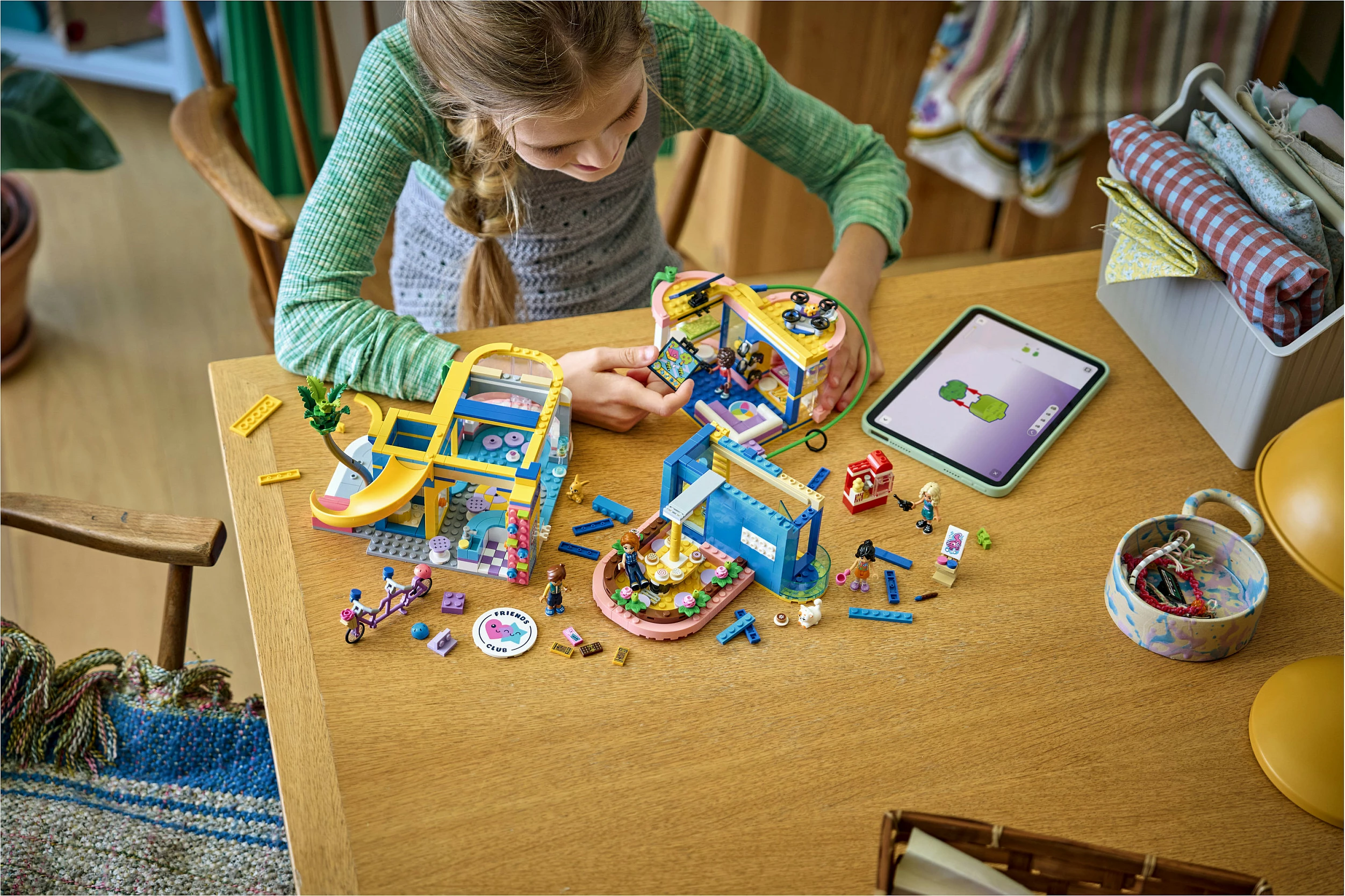 Set ndërtimi LEGO Friends Heartlake City Friends Club House 42689, 794 pjesë, 8+, shumëngjyrësh